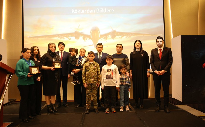Сельджук Байрактар встретился с семьями шехидов в Баку