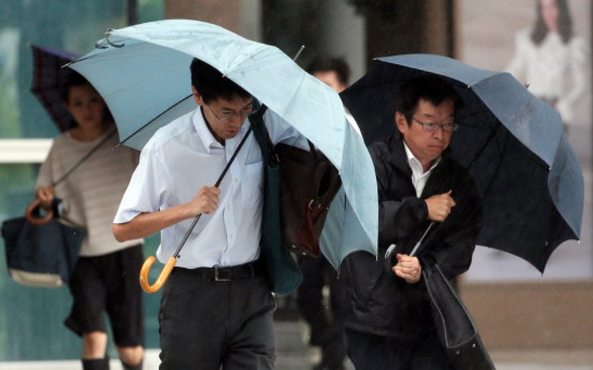 Обрушившиеся на Японию тропические штормы привели к гибели двух человек