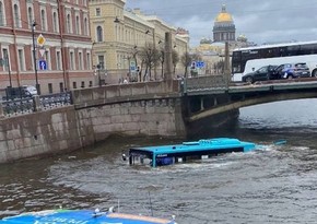 В Санкт-Петербурге приступили к подъему упавшего в реку Мойку автобуса