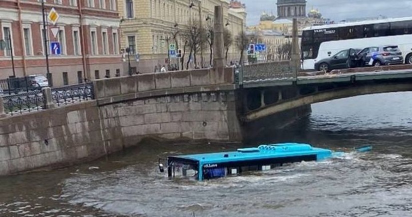 Two killed, five injured after passenger bus falls into Moyka River in St. Petersburg