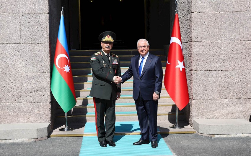 Azerbaijani, Turkish defense ministers discuss military cooperation 