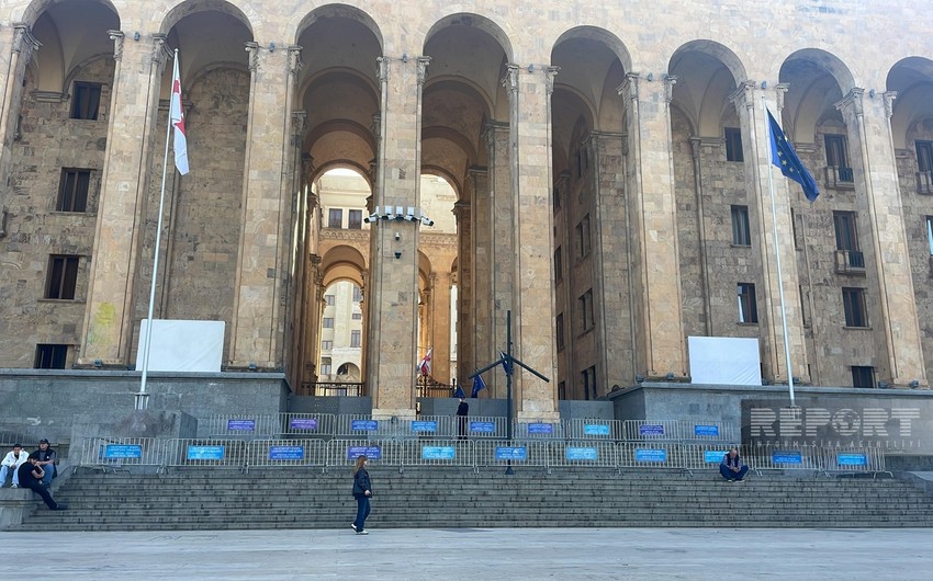 Gürcüstan müxalifətinin parlamentin qarşısında quraşdırdığı səhnələr sökülür
