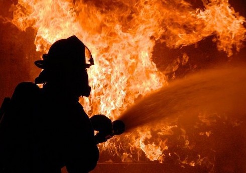 В Билясуваре два человека пострадали при пожаре в жилом доме