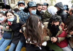Armenian police detain participants of protests outside Ministry of Health
