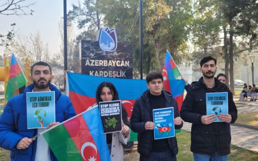 Azərbaycanlı gənclər Manisada aksiya keçirib, Qarabağdakı yataqların qanunsuz istismarı pislənilib