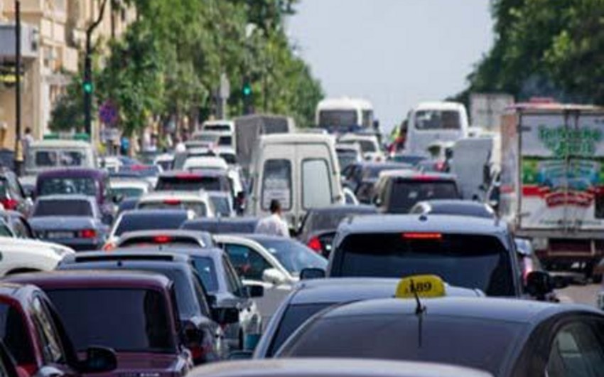 ​На пересечении улицы Микаила Мушвига и проспекта Метбуат образовалась большая автомобильная пробка