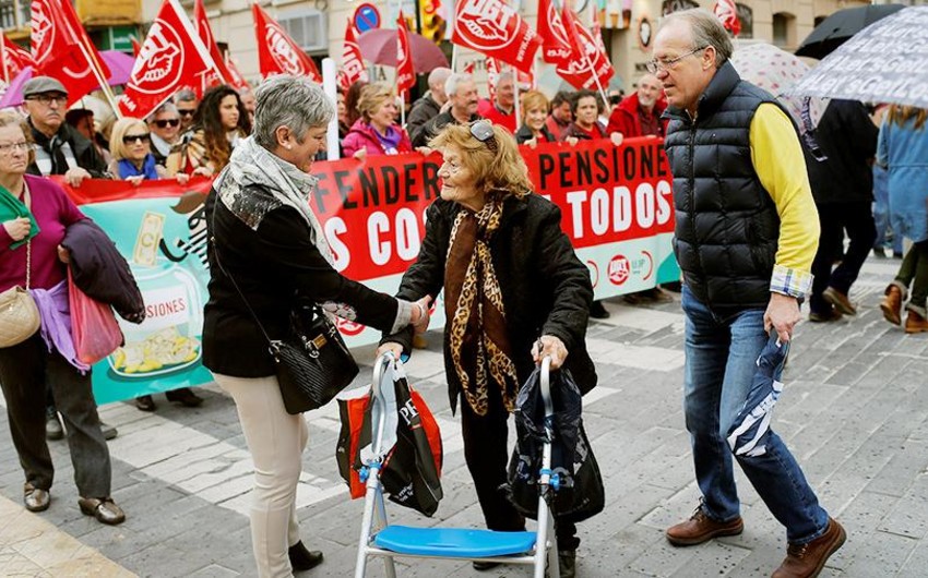 В разных городах Испании демонстранты потребовали повышения пенсий