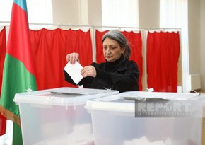 Female inmates casting their votes in penitentiary facilities 