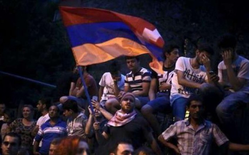 ​Протестующие в Армении устроили ночевку в центре Еревана