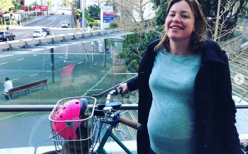 Yeni Zelandiyada hamilə nazir doğum evinə velosipedlə gəlib