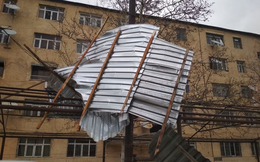 В Баку сорванная ветром крыша задела электрические столбы