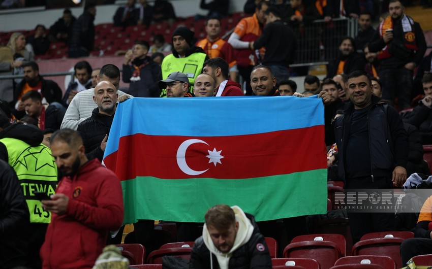 Qalatasaray - Mançester Yunayted oyununda Azərbaycan bayrağı