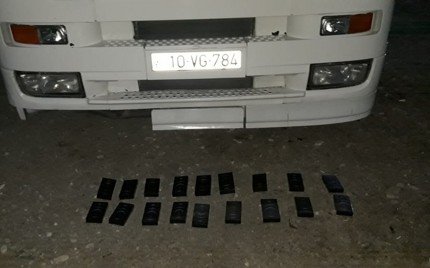 Таможенники обнаружили 18 телефонов марки İphone у прибывшего из Грузии 