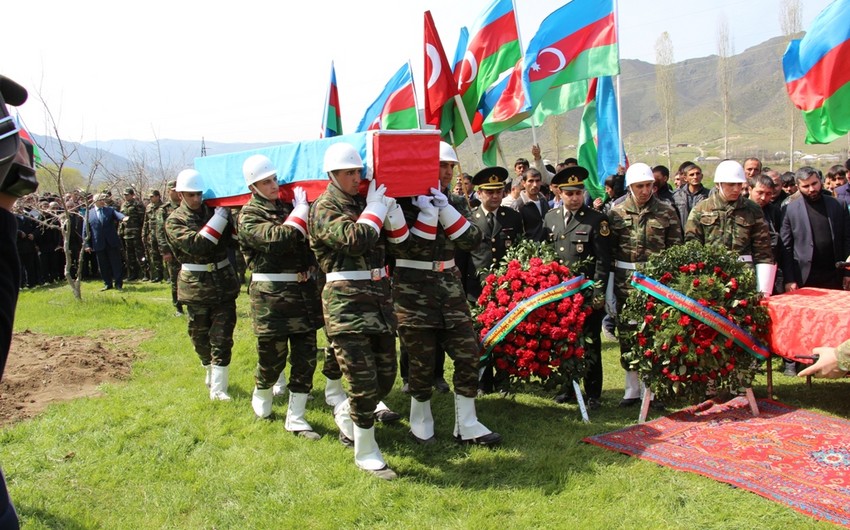 Sumqayıt sakinləri şəhid generalın yolunu gözləyir