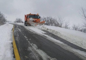 В районах Азербайджана выпал снег, высота волн на Каспии достигла пяти метров