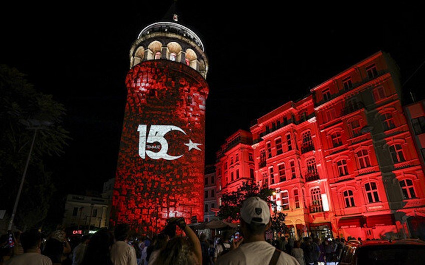 İstanbulda Qalata qülləsi 15 iyul şəhidlərinin fotoşəkilləri ilə proyeksiya edilib