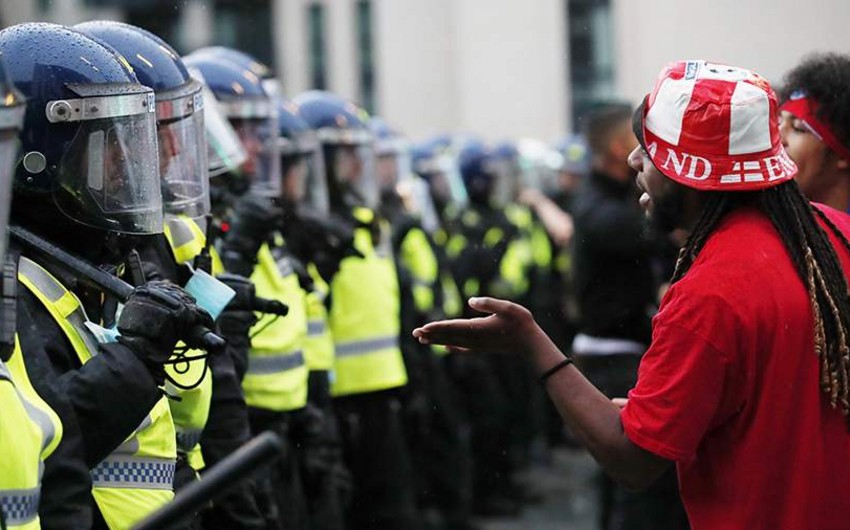В Лондоне 19 полицейских пострадали в столкновениях с болельщиками