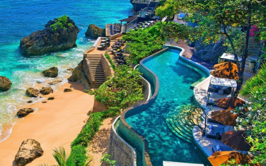 Власти Индонезии открыли курорт Бали