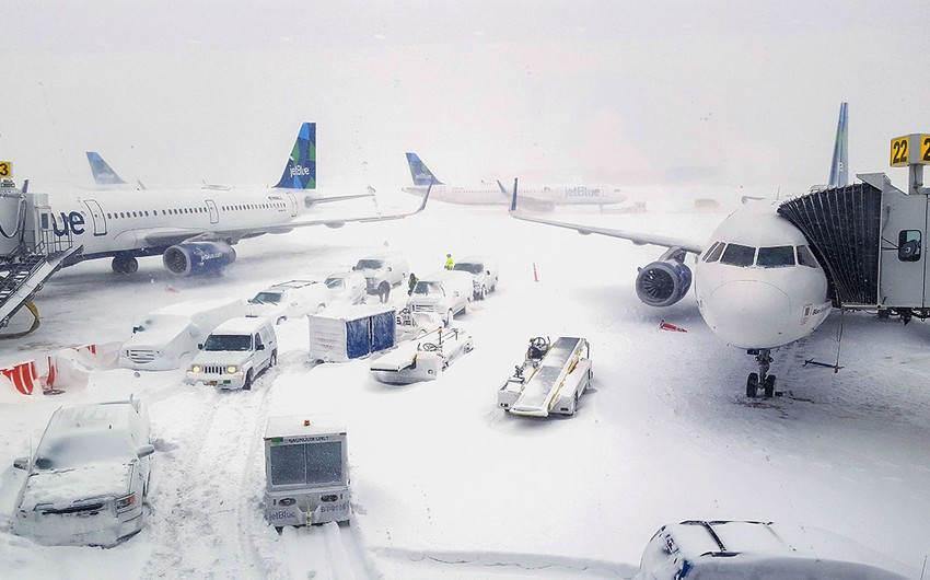 В аэропортах Нью-Йорка отменено большинство рейсов в преддверии снежной бури