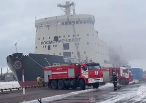 В Петербурге загорелся ледокол в порту