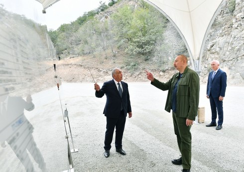Президент Ильхам Алиев ознакомился с работами, проводимыми на автомобильной дороге Кяльбаджар-Лачын