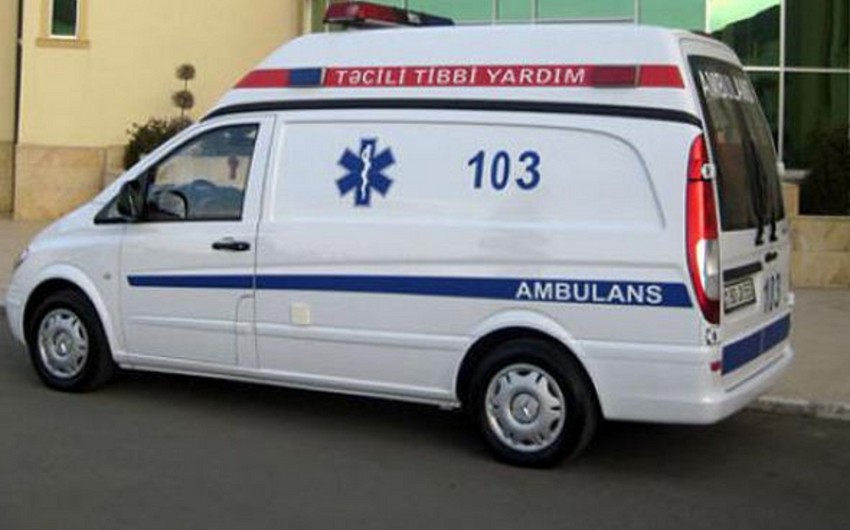 В Сальяне 64-летняя женщина скончалась, выпав из микроавтобуса