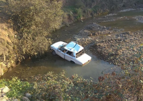 В Товузе автомобиль упал в реку, двое пропали без вести 