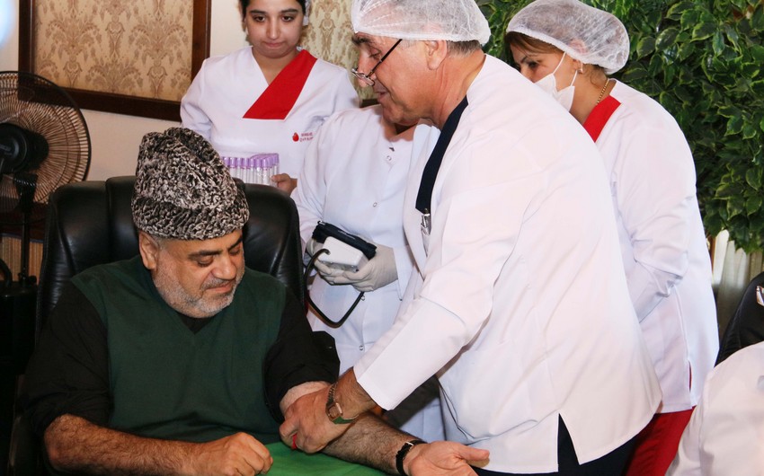 Allahshukur Pashazade and Mubariz Gurbanli donated blood on the occasion of Ashura