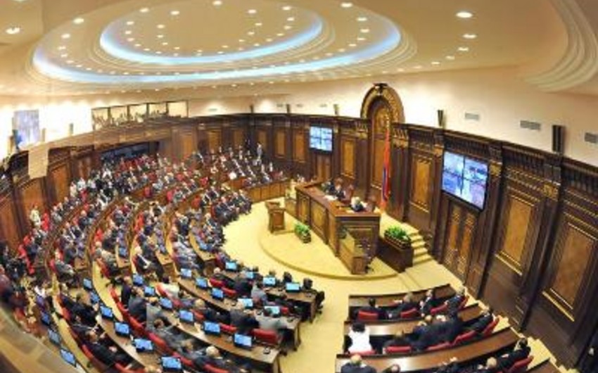 Ermənistan parlamentində hərbçilərdən sığorta fonduna pul yığılması təkilf edilir
