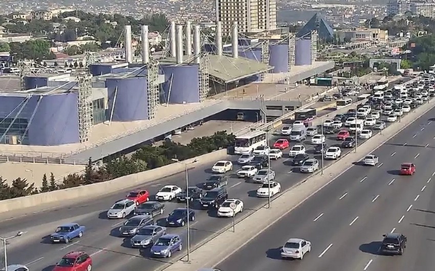На некоторых улицах и проспектах Баку наблюдаются пробки