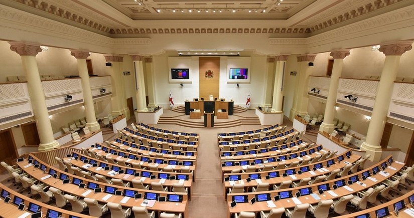Gürcüstan parlamenti qalmaqallı layihənin son müzakirəsini edəcək, Tbilisidə yürüş başlayıb