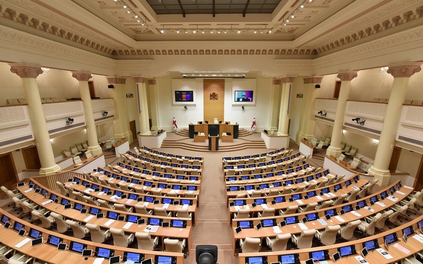 Gürcüstan parlamenti qalmaqallı layihənin son müzakirəsini edəcək, Tbilisidə yürüş başlayıb