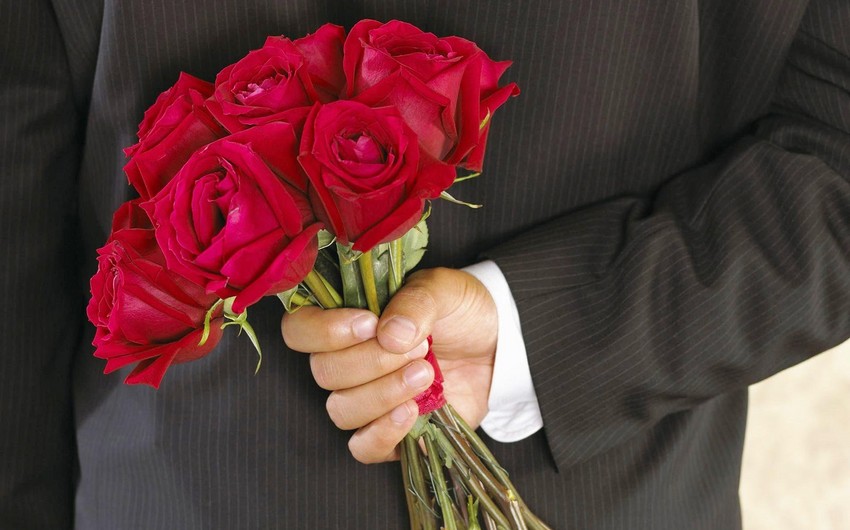 В России ранее судимый мужчина украл цветы, чтобы раздать женщинам на улице 8 марта