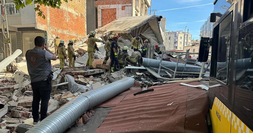 В Турции при обрушении трехэтажного дома погиб человек