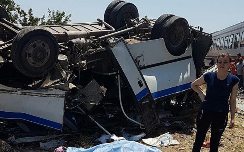 Türkiyədə qatarla mikroavtobus toqquşub: 6 ölü, 15 yaralı var