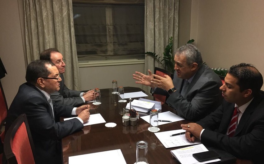 Министр нефти Венесуэлы обсудил с коллегами из Эквадора и Алжира сокращение добычи
