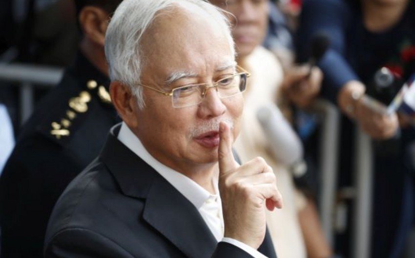 Экс-премьера Малайзии допрашивали более шести часов по делу о коррупции
