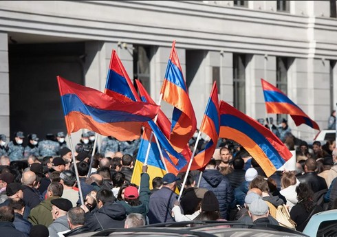 В Ереване оппозиция собралась на митинг у стен парламента