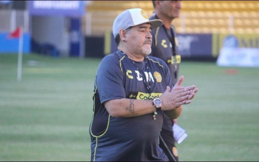 Maradona azarkeşlərə hücum edib - VİDEO