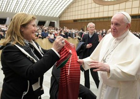 Мать Роналду подарила папе римскому футболку сборной Португалии
