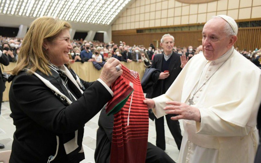 Мать Роналду подарила папе римскому футболку сборной Португалии