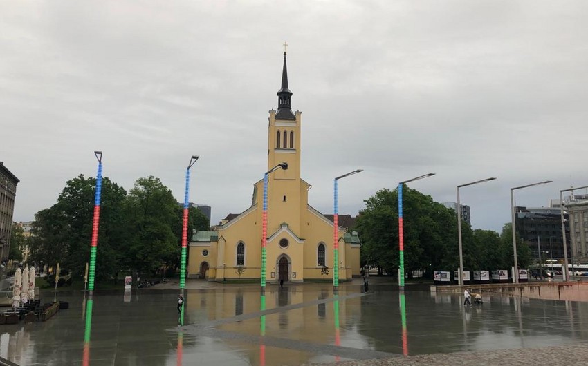 Estoniyanın Azadlıq meydanı Azərbaycan bayrağının rənglərində işıqlandırılıb