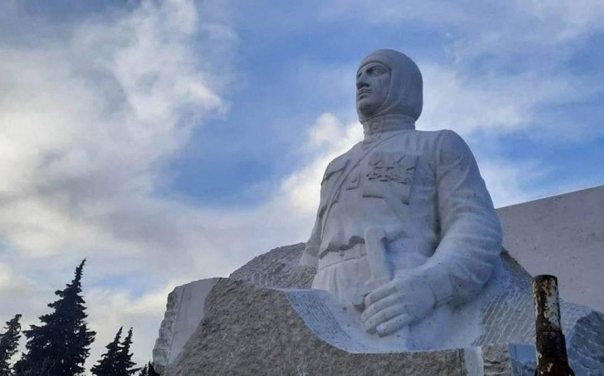 Armenians forced to remove statue of Garegin Nzhdeh in Khojavend