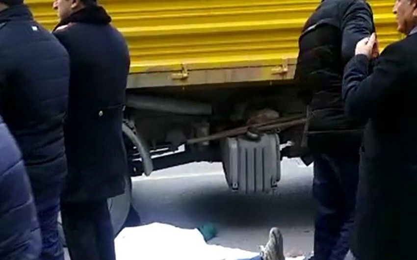 В Баку мусоровоз сбил насмерть пешехода