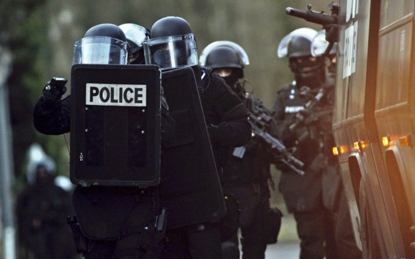​Неизвестный зарезал полицейского под Парижем и захватил заложников