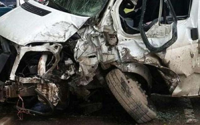 В России при ДТП с микроавтобусом и грузовиком погибли девять человек