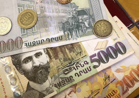 Тенге дешевеет из-за столкновений в Карабахе, нефти и падающего рубля