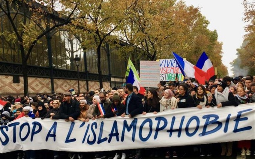 İslamofobiya Fransa cəmiyyətini ikiyə bölüb: Makron müsəlmanlardan qisas alır - ŞƏRH
