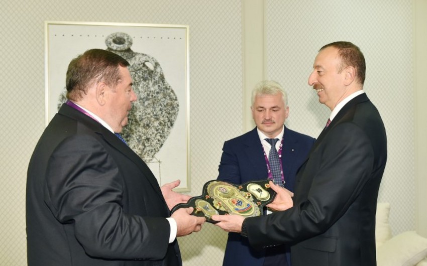 ​Президенту Ильхаму Алиеву вручен Чемпионский пояс в самбо