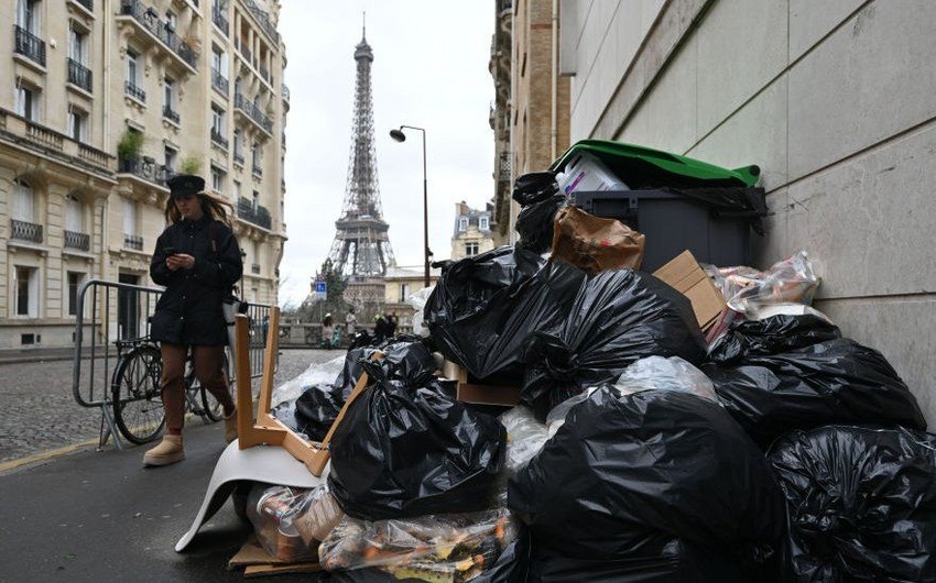 Garbage collectors in Paris extend walkout to March 20